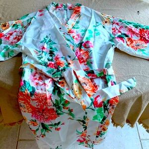 Flora Nikrooz pretty satin knee length robe kimono white with flowers size S/M